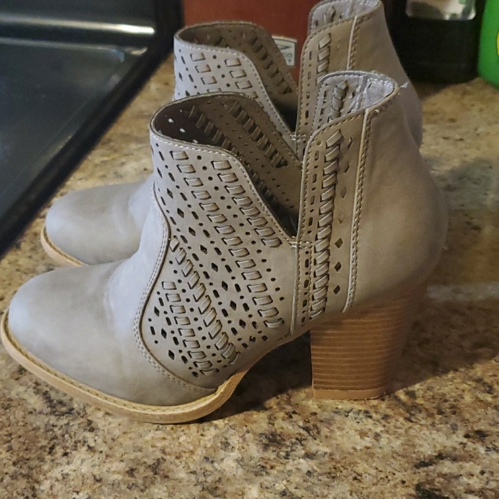 Daisy Fuentes Ankle Boots